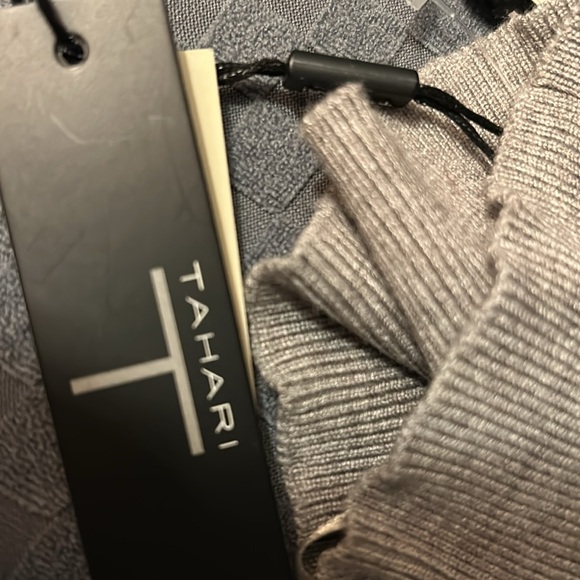 T TAHARI. NWT. a viscose blend, size S/P grey, short sleeve mock turtleneck. - Picture 5 of 11